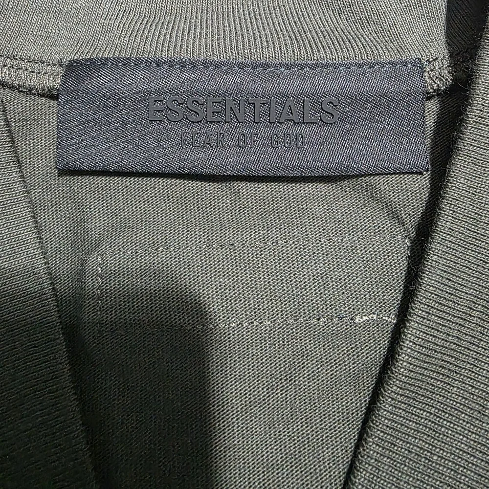 NWT FEAR OF GOD ESSENTIALS V-Neck T-shirt Ink Sz L - Picture 6 of 11